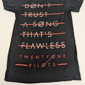 Twenty One Pilots Don't Trust A Song Ding That's Flawless Small